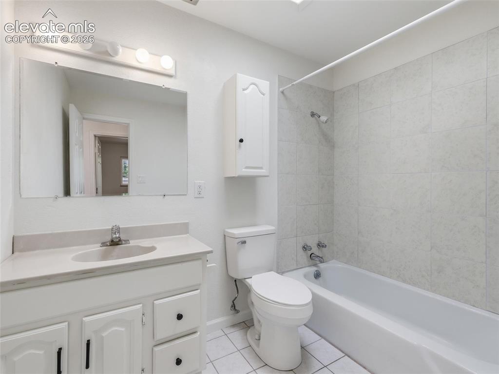 Image 18 of 44: Bathroom