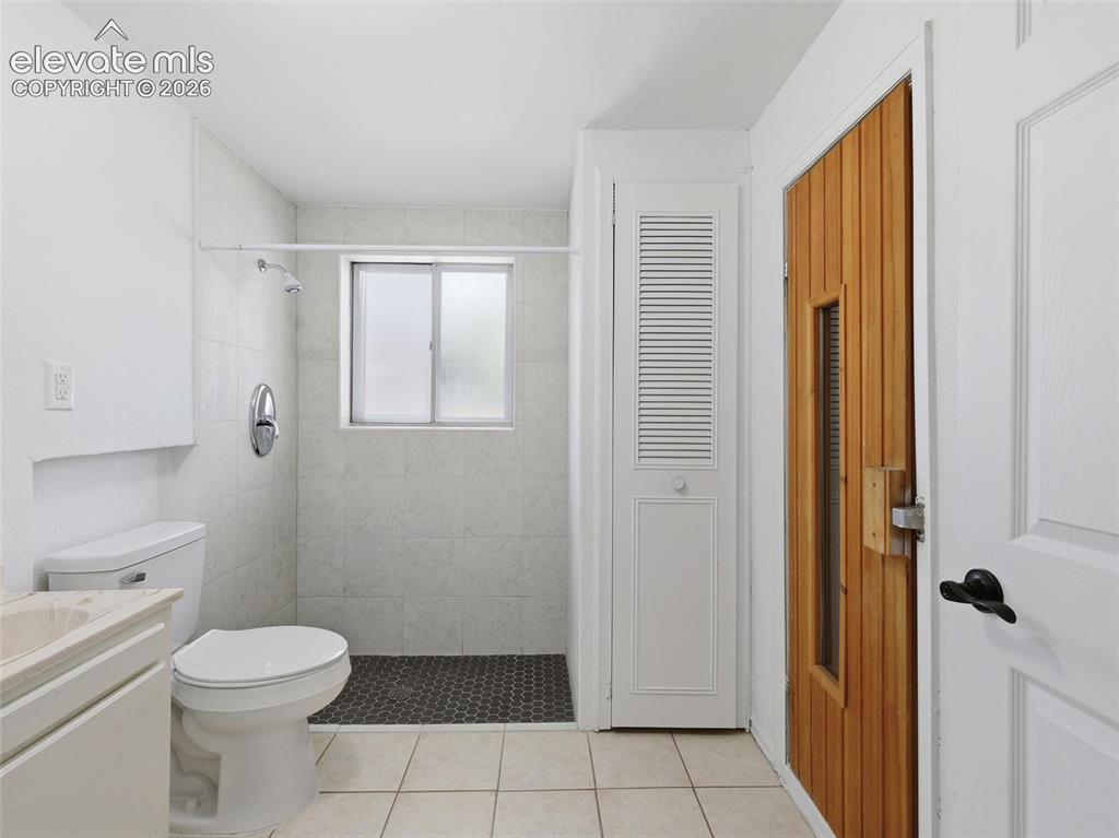Image 25 of 44: Bathroom