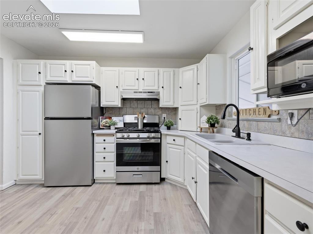 Image 8 of 44: Kitchen