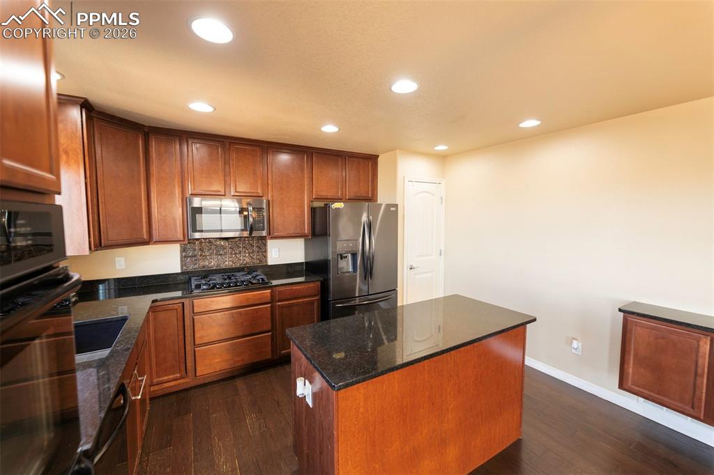 Image 10 of 47: Kitchen