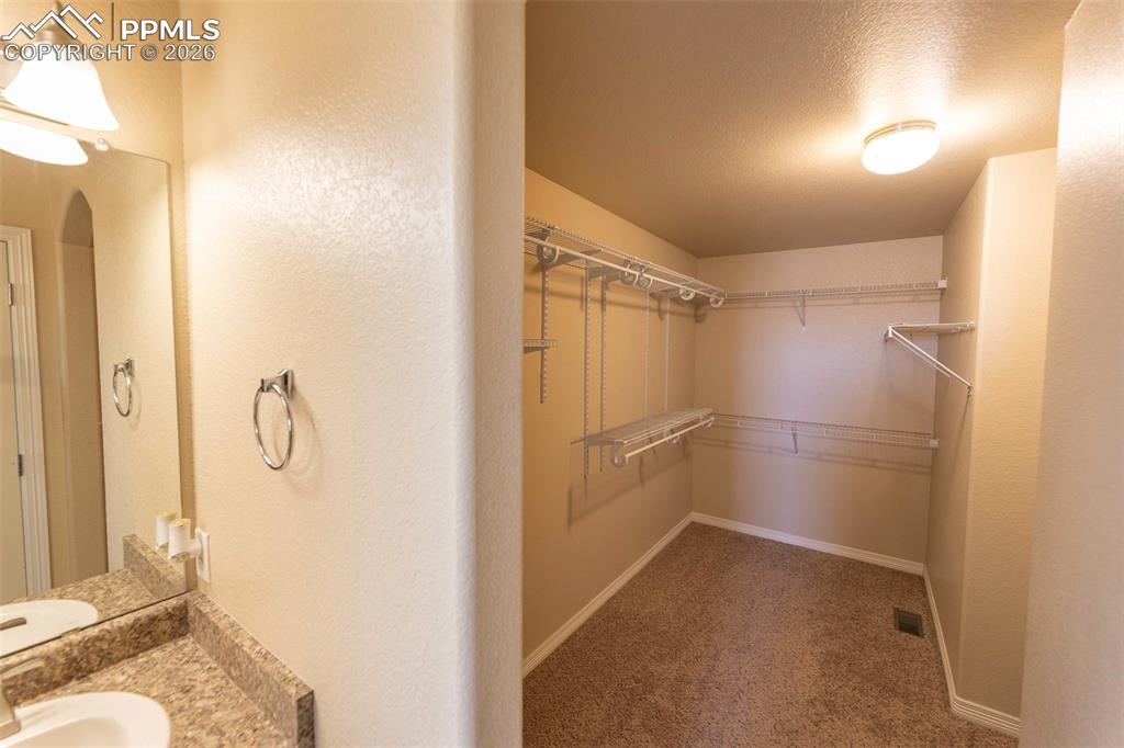 Image 23 of 47: Bathroom