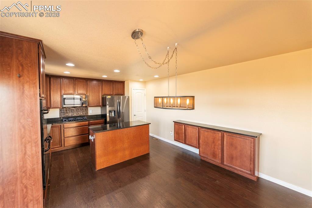 Image 9 of 47: Kitchen