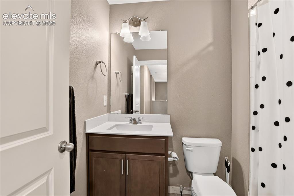 Image 17 of 20: Full guest bath - upper level