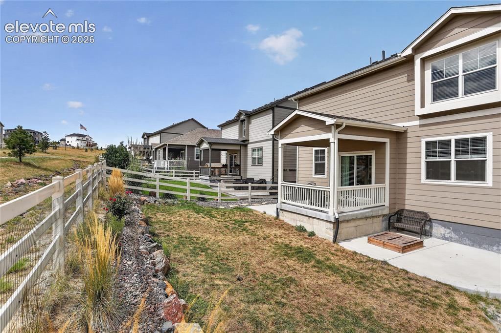 Image 19 of 20: Fenced yard
