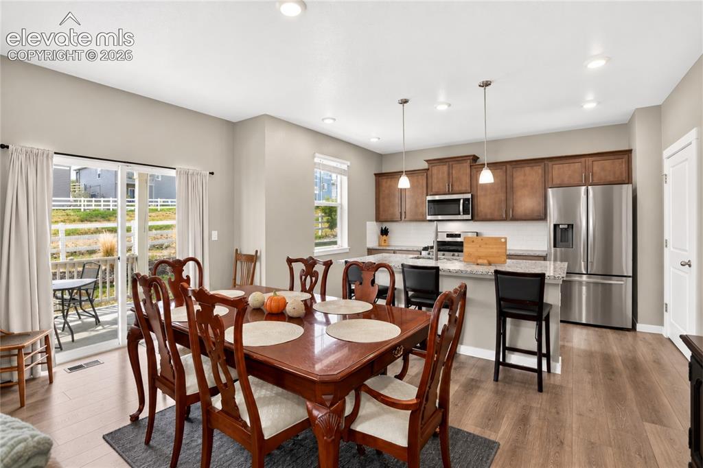 Image 5 of 20: Walk-out dining area