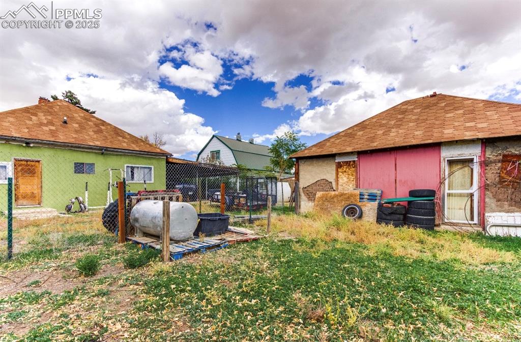 Image 22 of 23: Yard