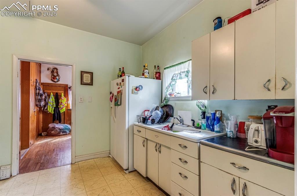 Image 6 of 23: Kitchen