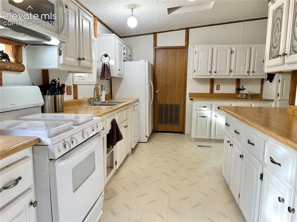 Image 2 of 24: Kitchen