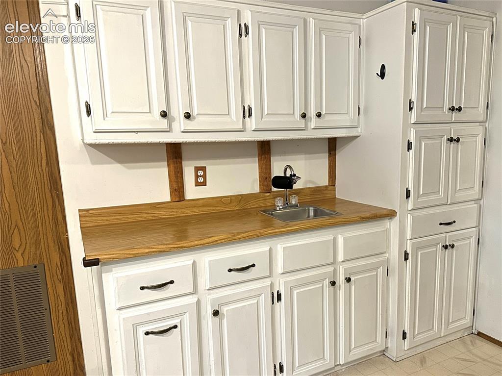Image 4 of 24: Kitchen