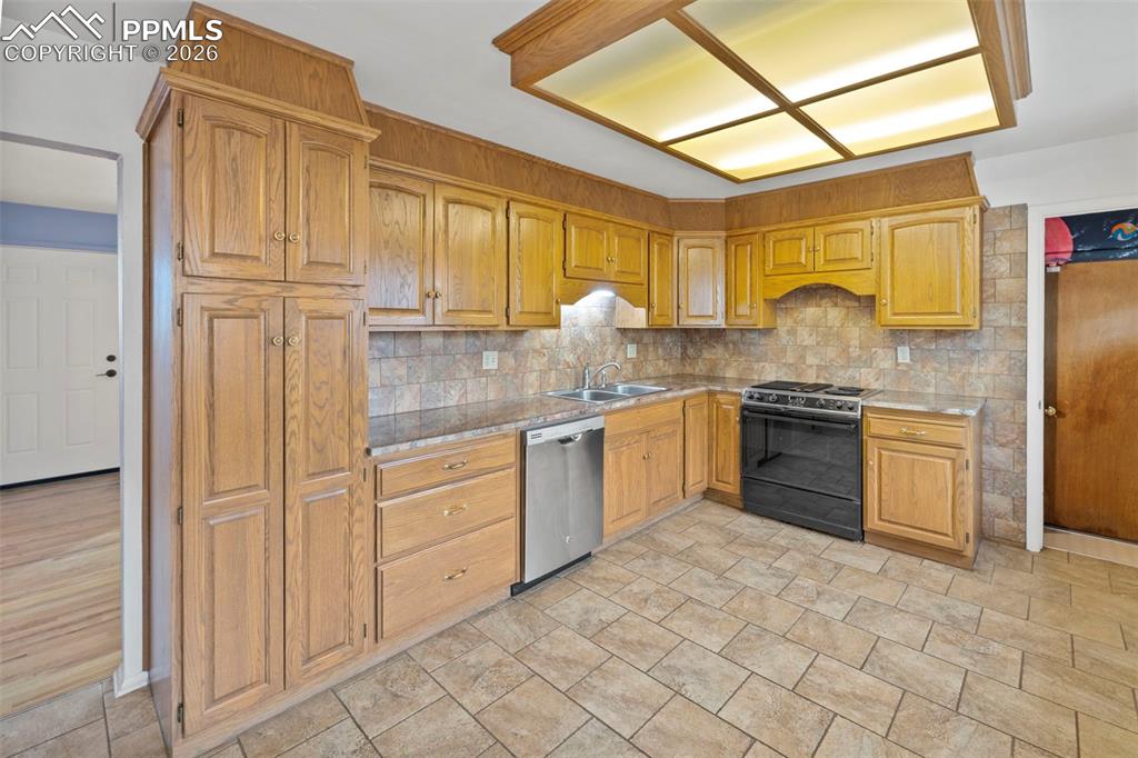 Image 11 of 49: Kitchen