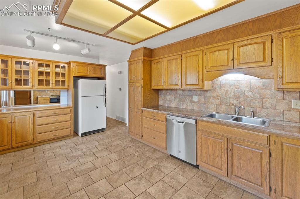 Image 12 of 49: Kitchen