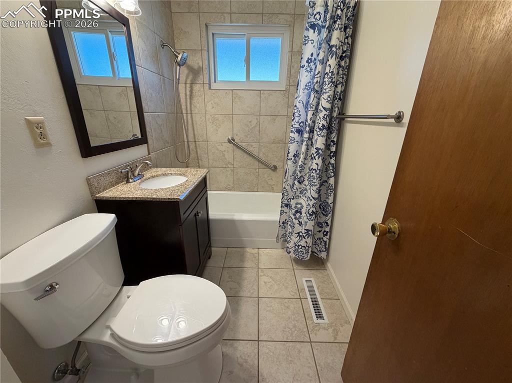 Image 20 of 49: Bathroom