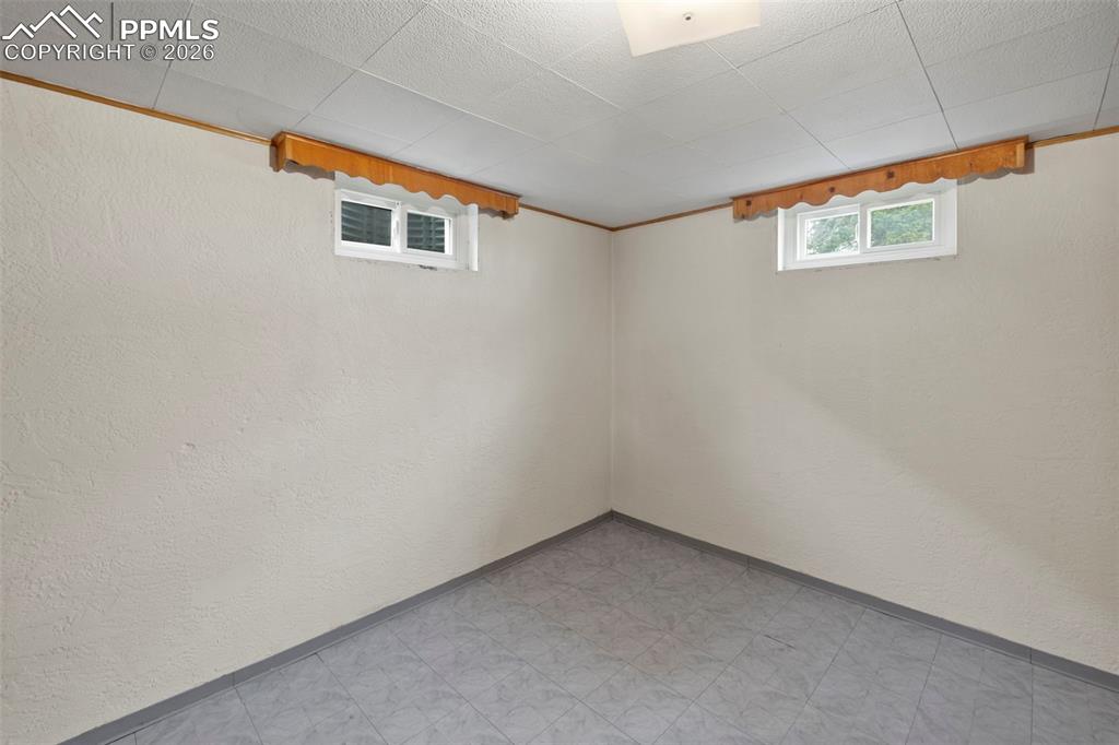 Image 31 of 49: Bedroom