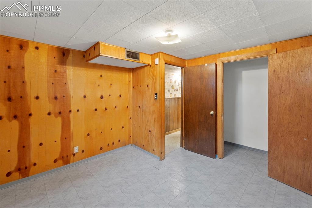 Image 33 of 49: Bedroom