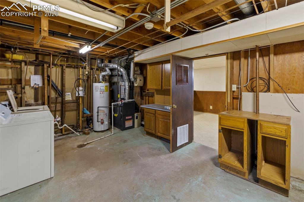 Image 36 of 49: Utility Room