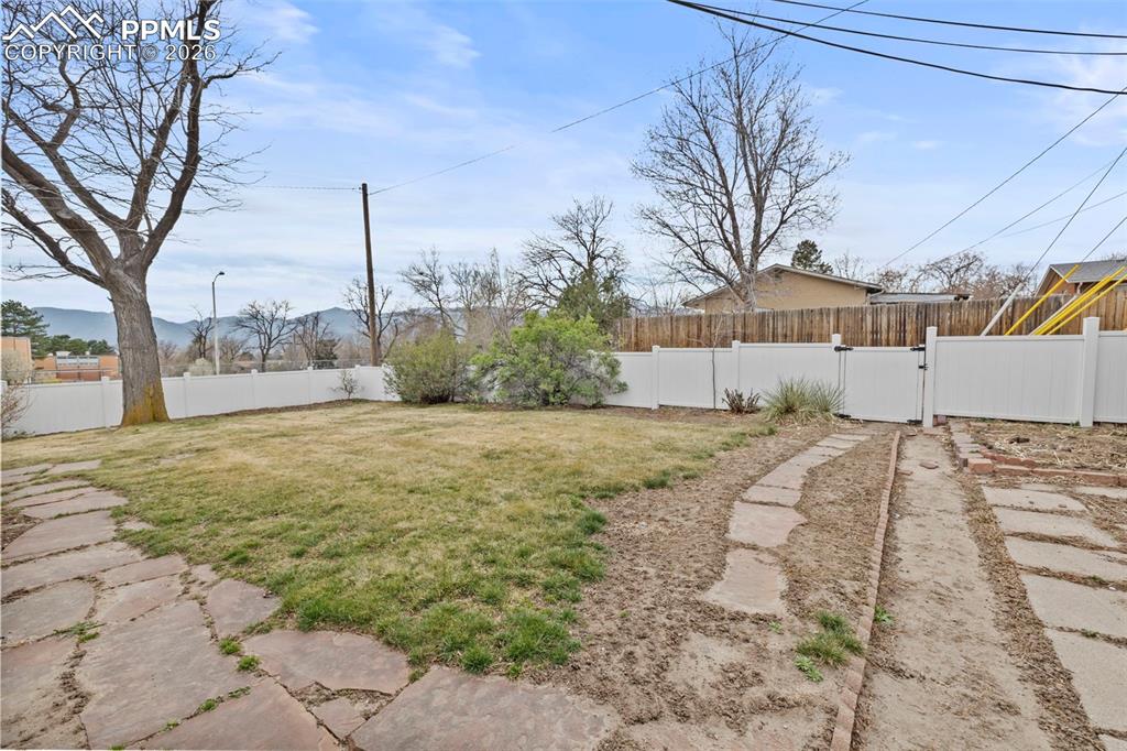 Image 41 of 49: Yard