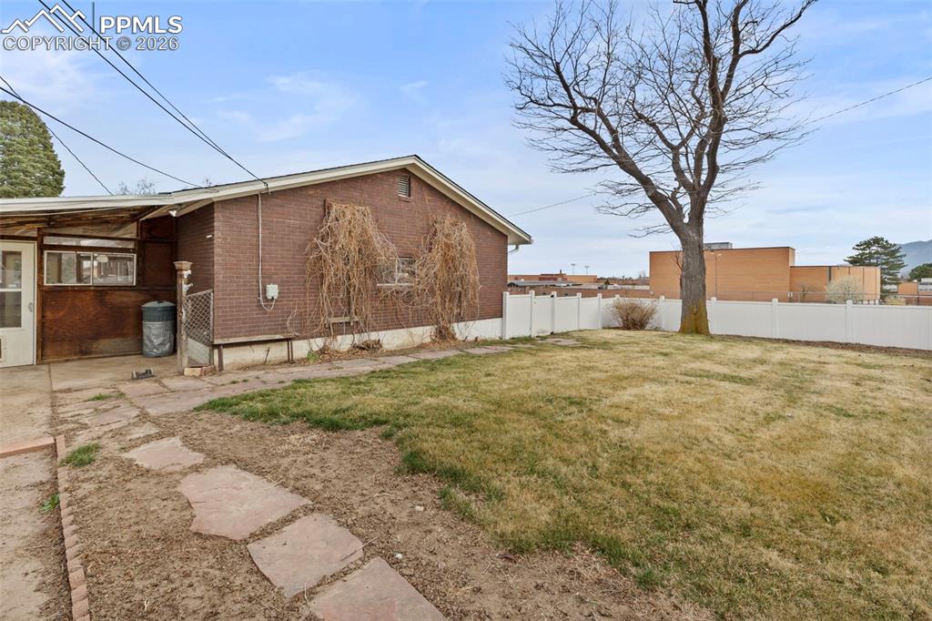 Image 42 of 49: Yard