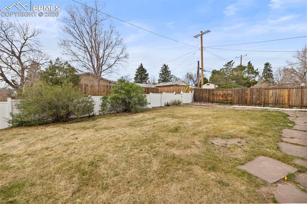 Image 43 of 49: Yard