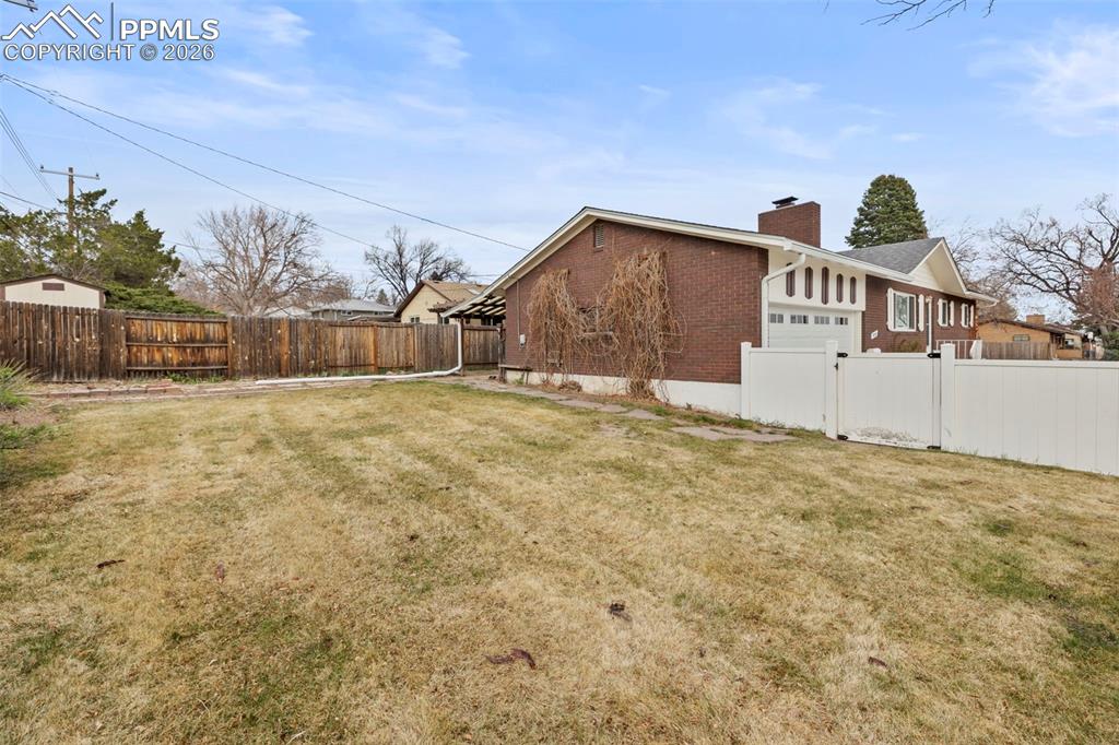 Image 44 of 49: Yard