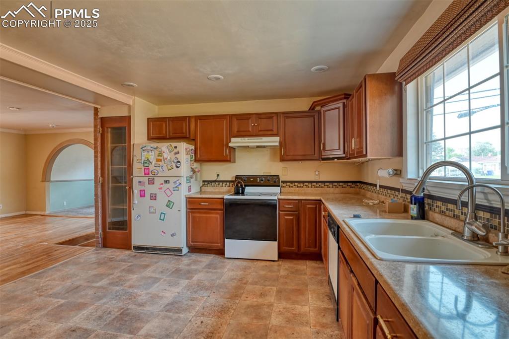 Image 12 of 44: Kitchen