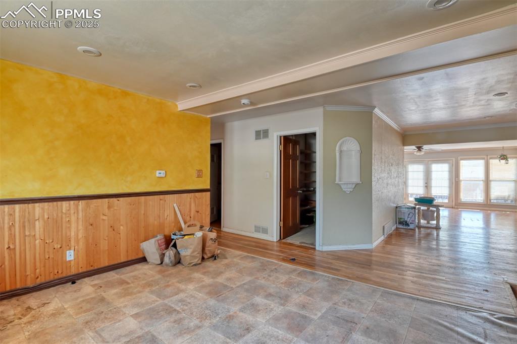 Image 13 of 44: Large eat-in kitchen