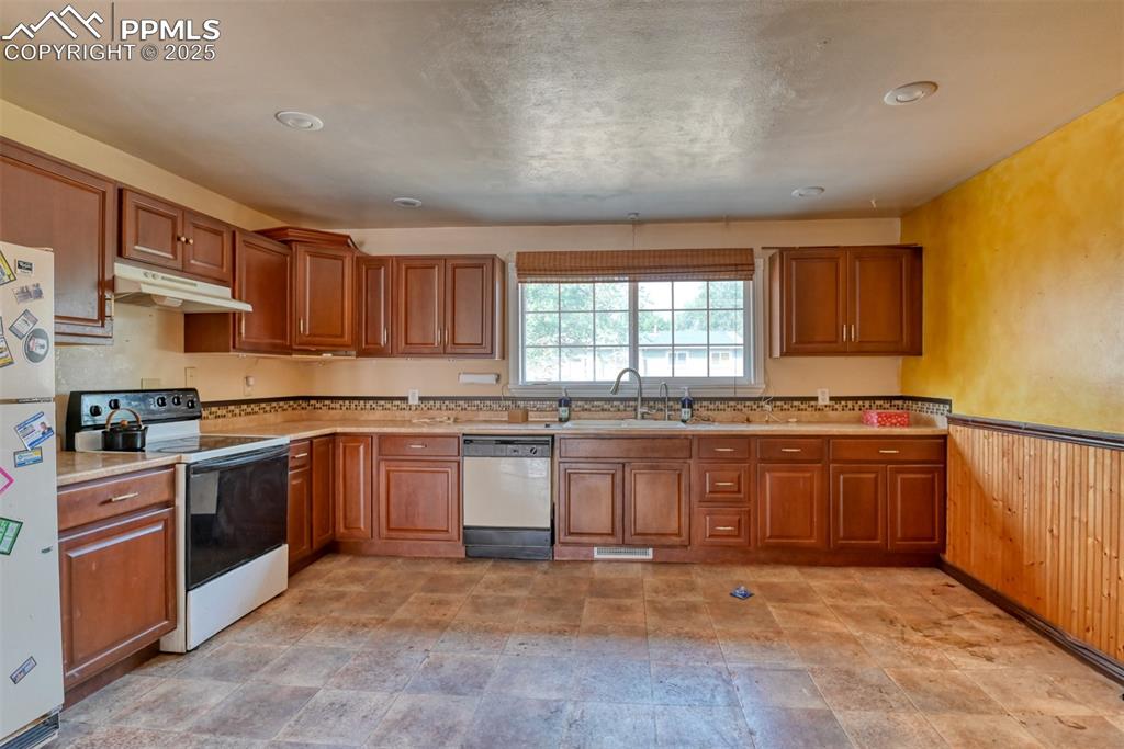 Image 14 of 44: Kitchen