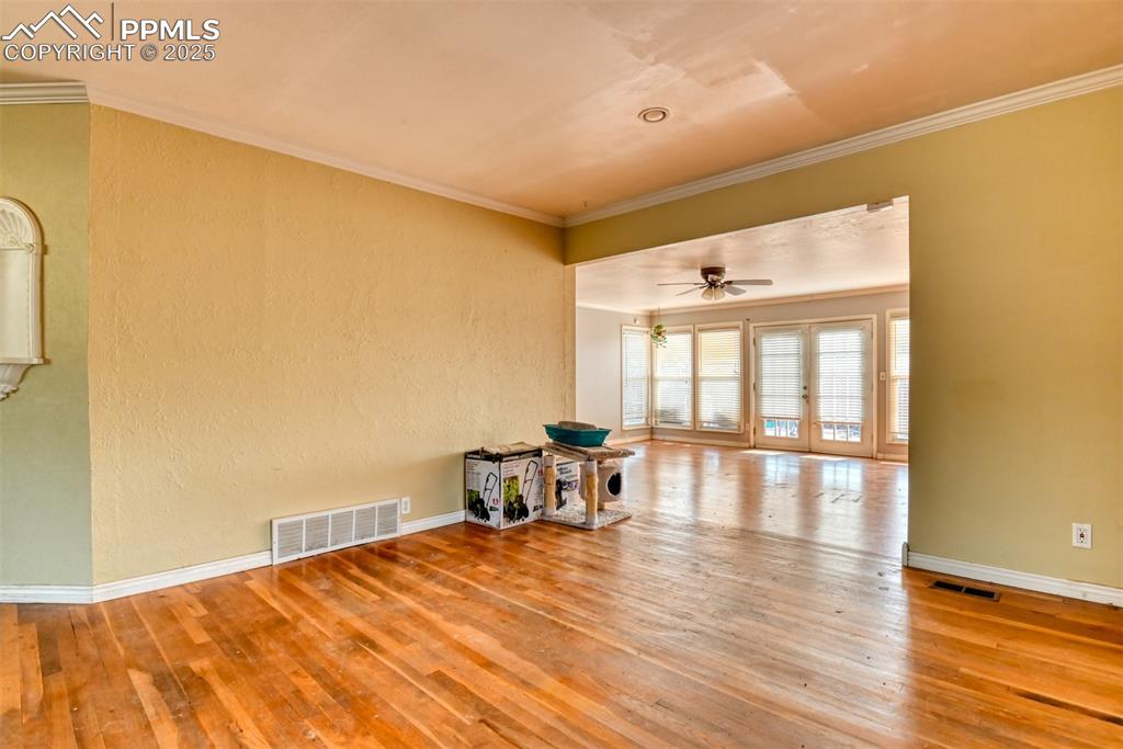 Image 23 of 44: Living Room