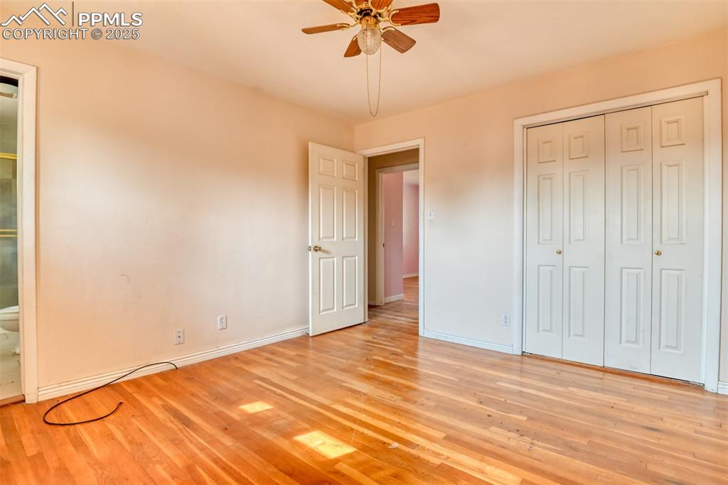 Image 29 of 44: Bedroom