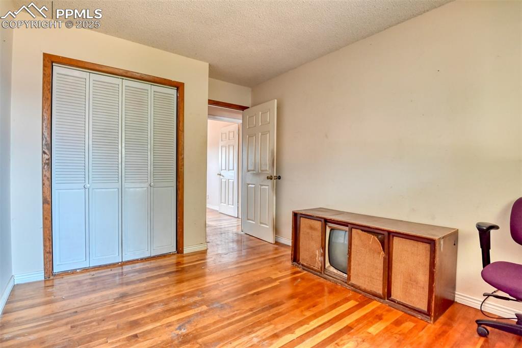 Image 36 of 44: Bedroom