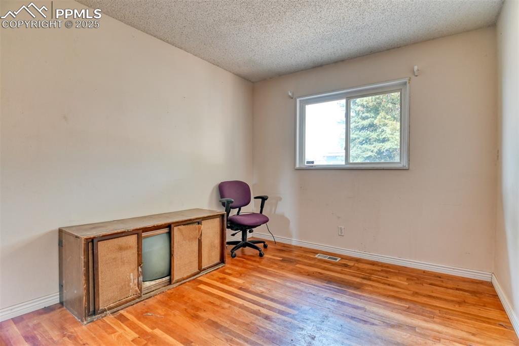 Image 37 of 44: Bedroom