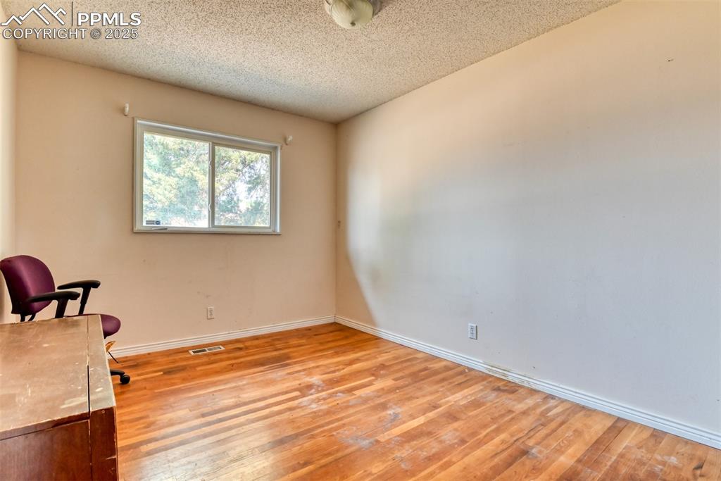 Image 38 of 44: Bedroom