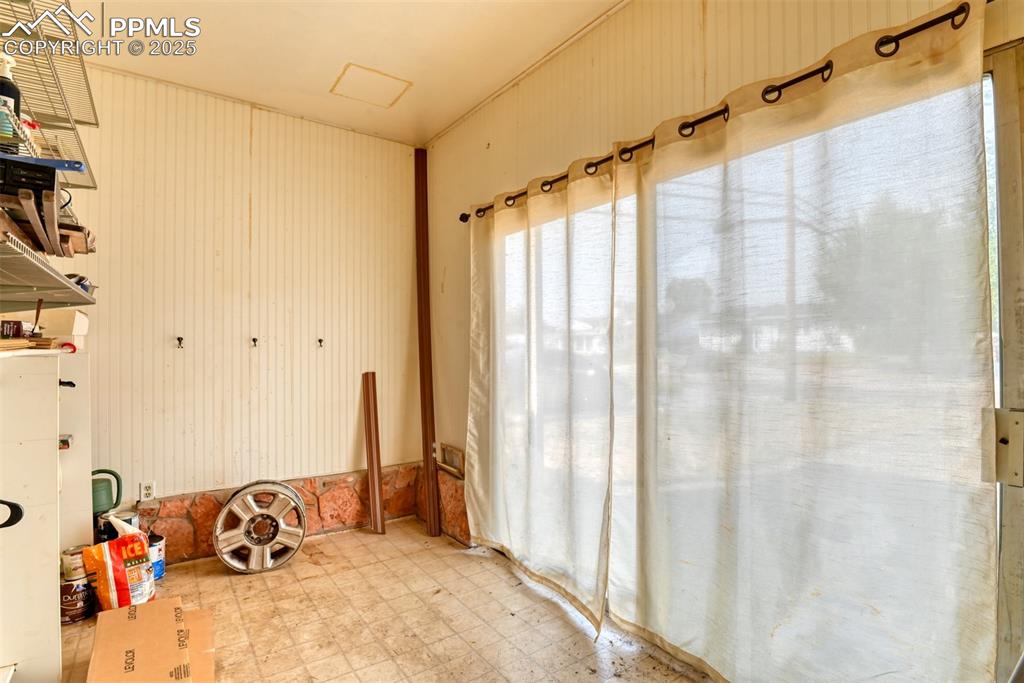 Image 43 of 44: 2nd bonus room - would be ideal as a workshop or craft room!