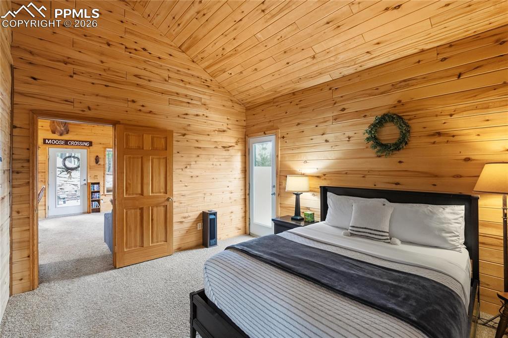 Image 5 of 12: Bedroom