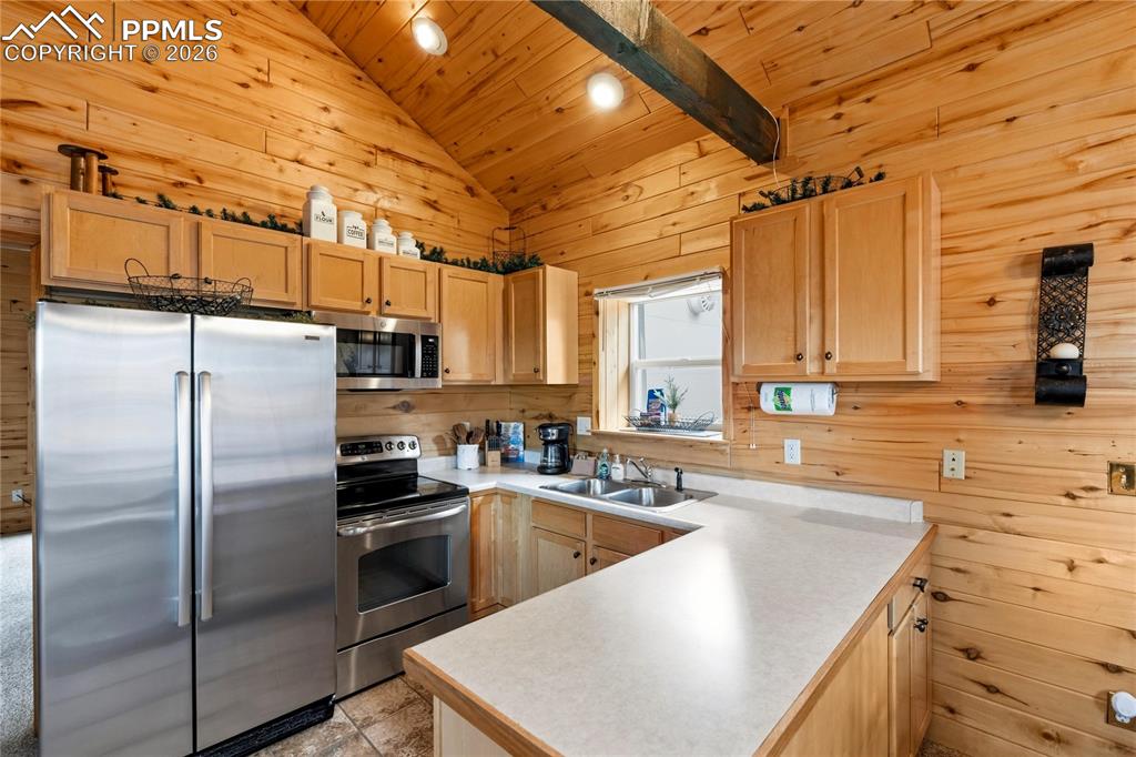 Image 8 of 12: Kitchen