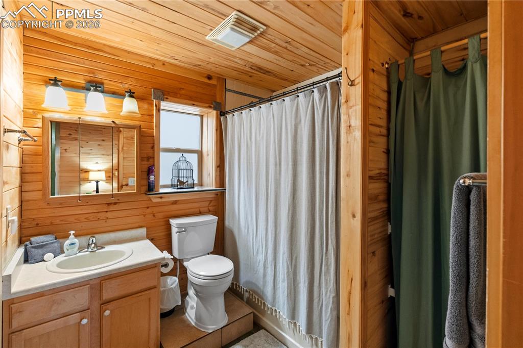 Image 9 of 12: Bathroom