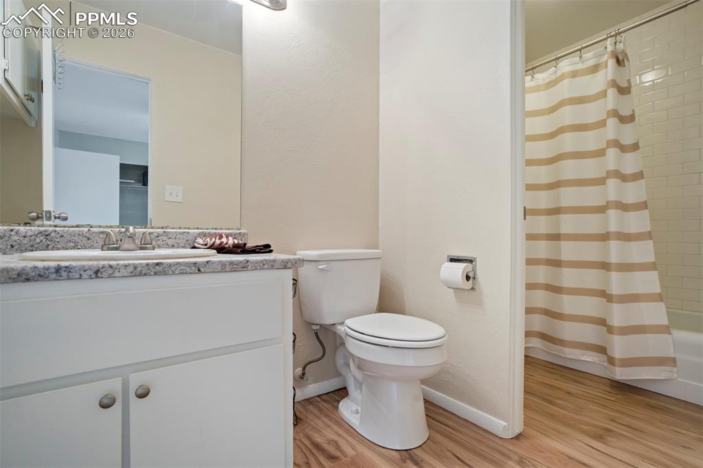 Image 12 of 25: Spacious bath.