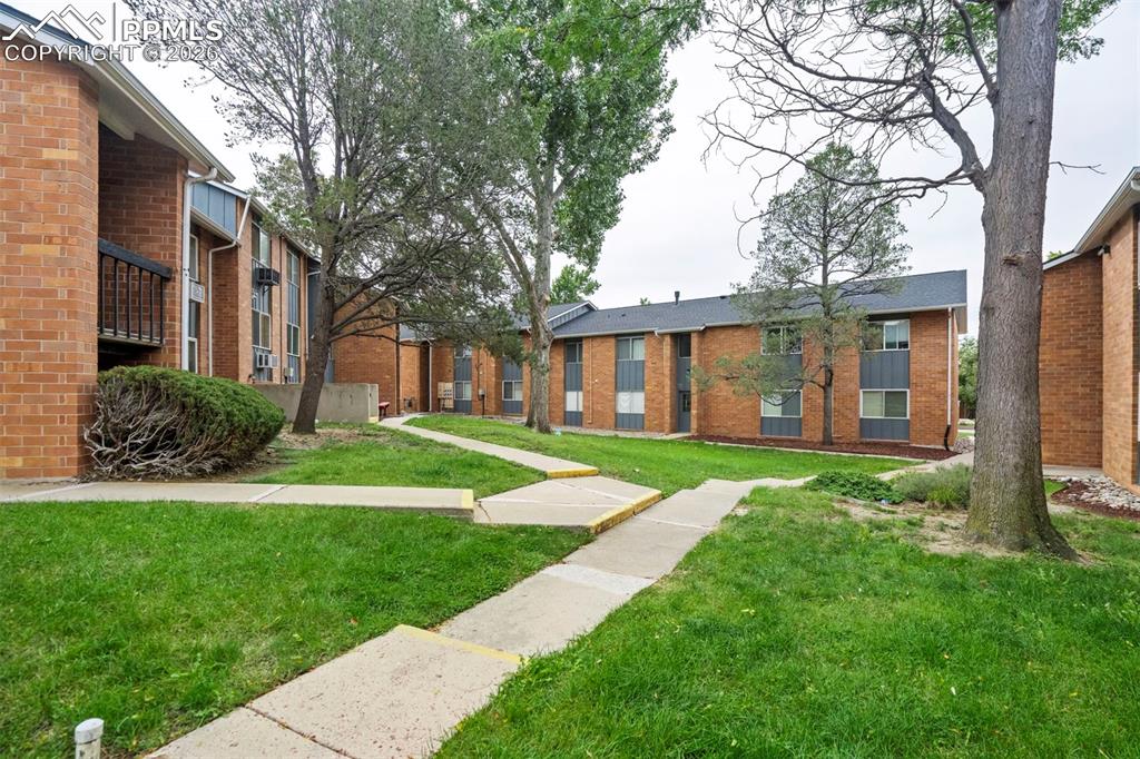 Image 19 of 25: Nice common area outside the front door.