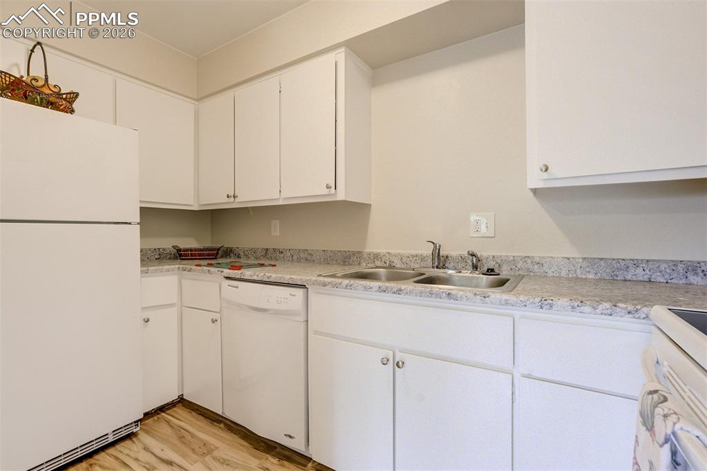 Image 8 of 25: Lots of cabinet and counter space.