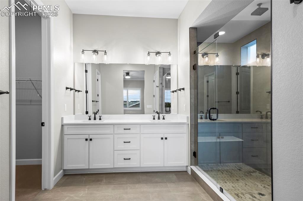 Image 12 of 35: Bathroom