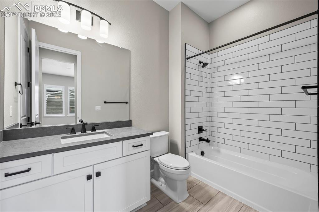 Image 14 of 35: Bathroom