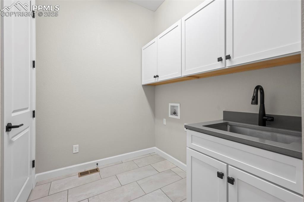 Image 15 of 35: Laundry