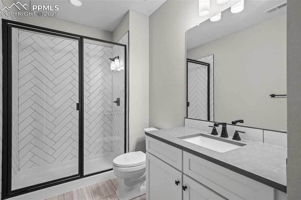 Image 24 of 35: Bathroom