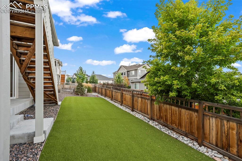 Image 28 of 35: Yard