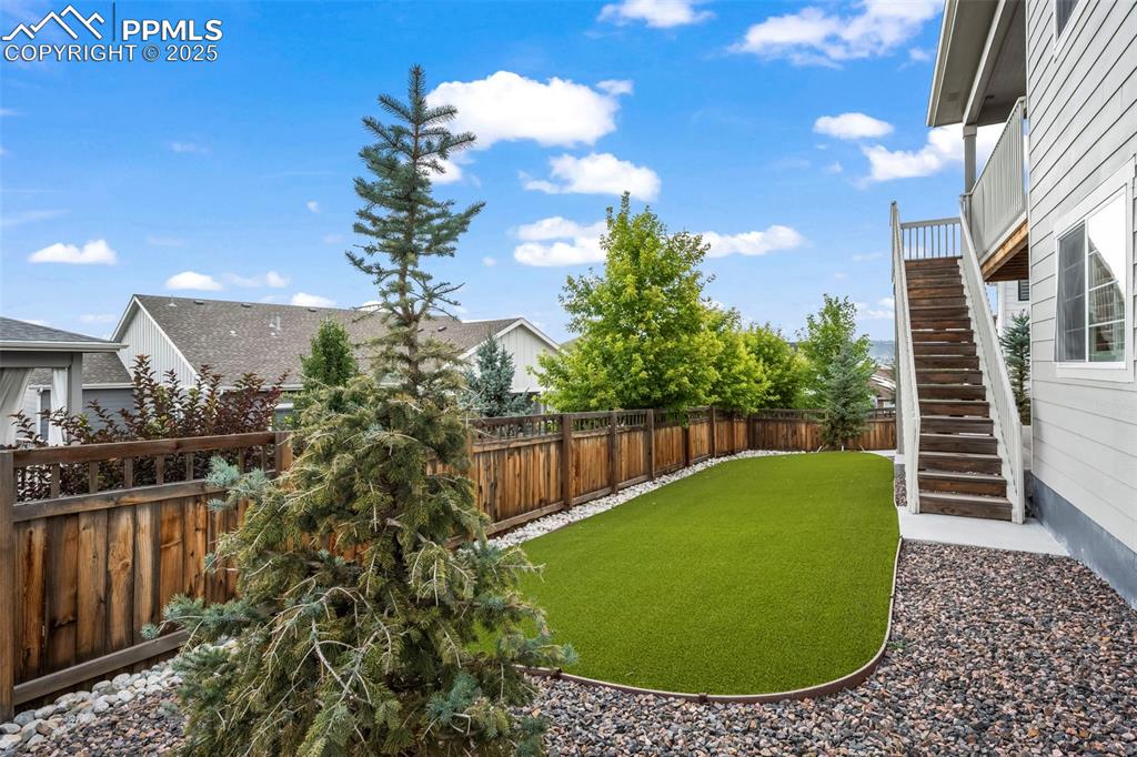 Image 29 of 35: Yard