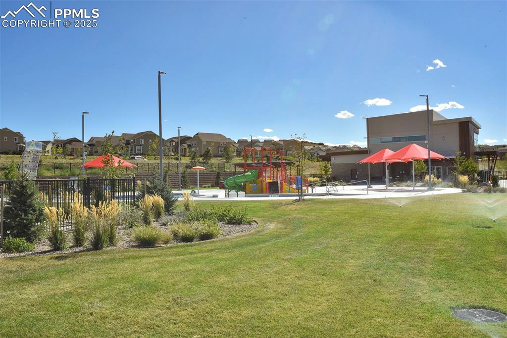 Image 32 of 35: Yard