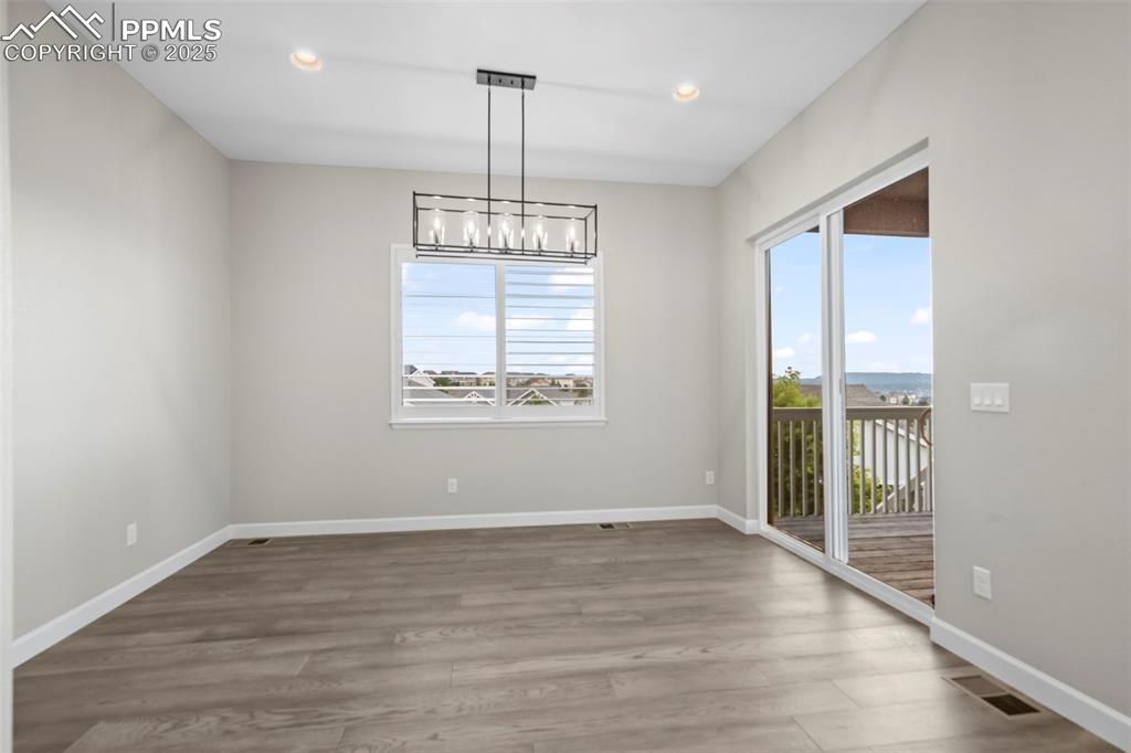 Image 8 of 35: Dining Area