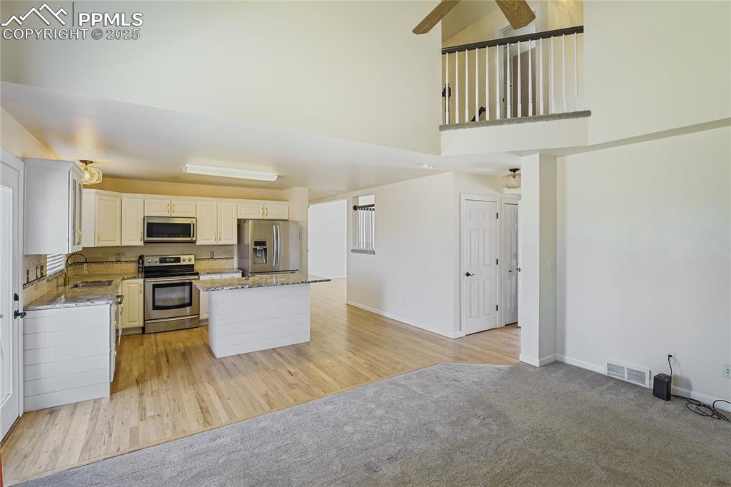 Image 10 of 45: Kitchen