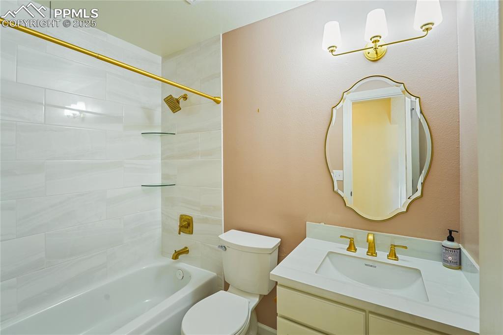 Image 21 of 45: Updated Upstairs Full Bathroom 