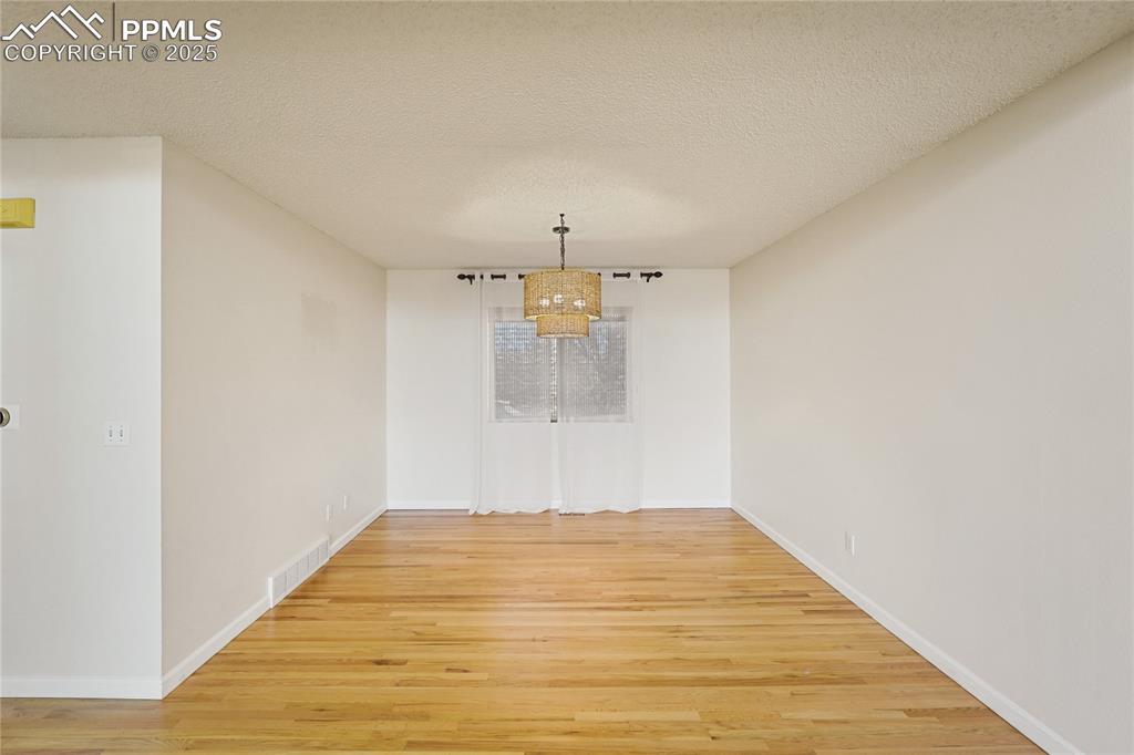 Image 7 of 45: Dining Area