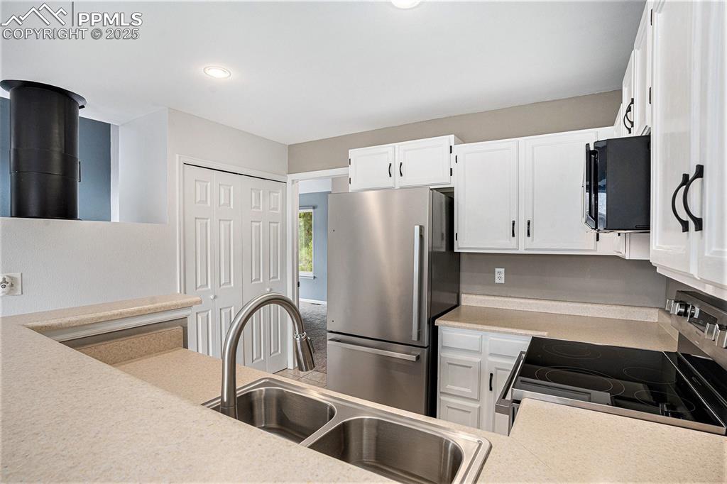 Image 13 of 26: Kitchen